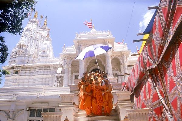  Swamishri descends the mandir steps after Thakorji's darshan