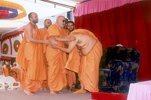  Pujya Balmukund Swami welcomes and embraces Swamishri  