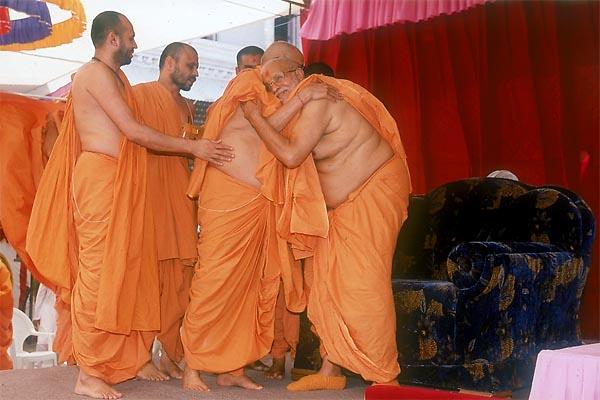  Pujya Balmukund Swami welcomes and embraces Swamishri  