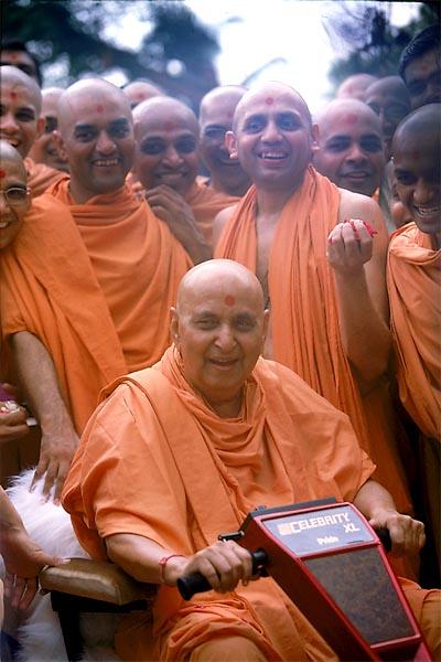  Swamishri in a joyous, divine mood after having darshan at Yogi Smruti Mandir 