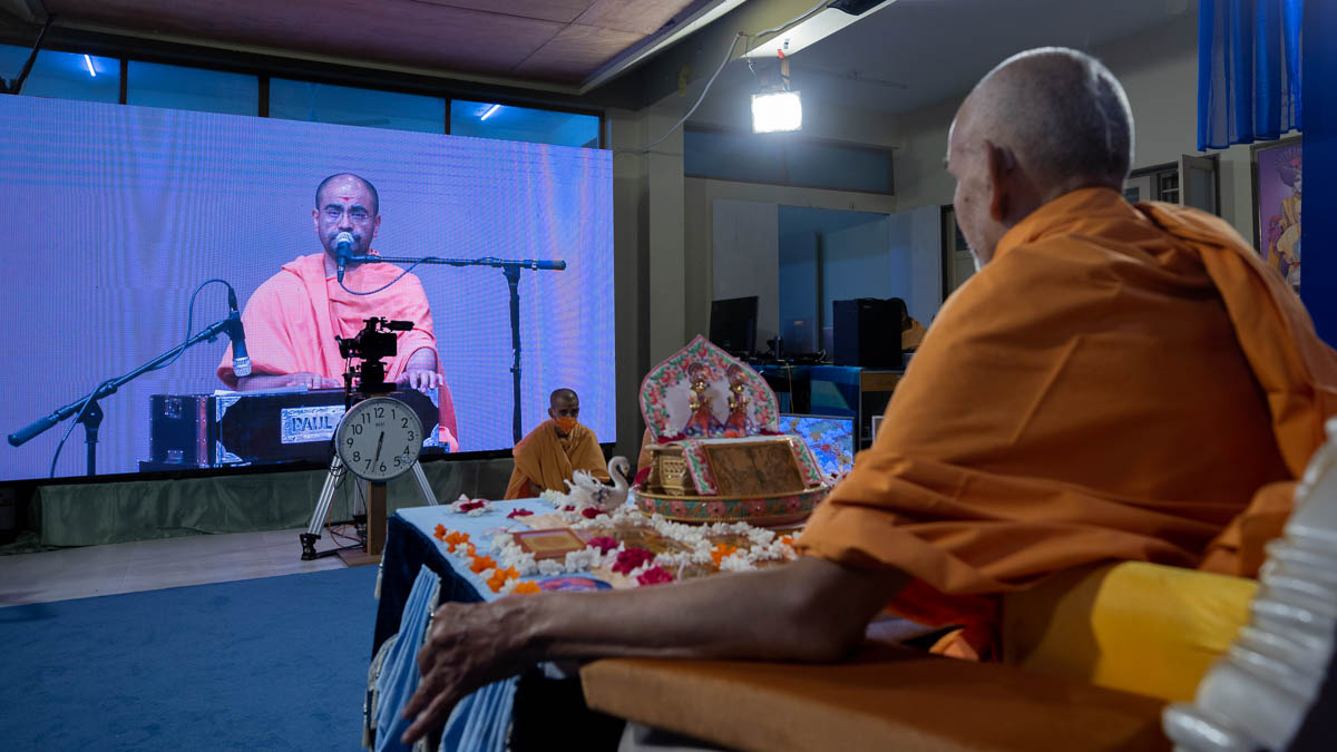 Shukmuni Swami sings a kirtan via video conference from Atlanta Mandir