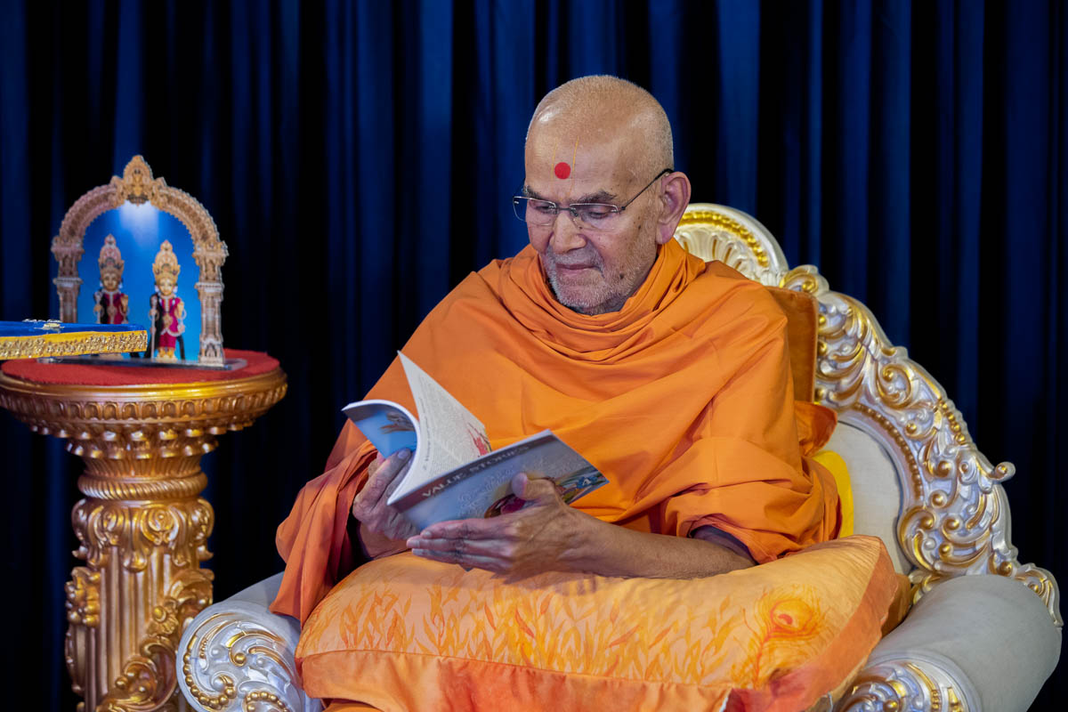Swamishri observes a new print publication, 'Value Stories for Children and Teenagers, Part 4'