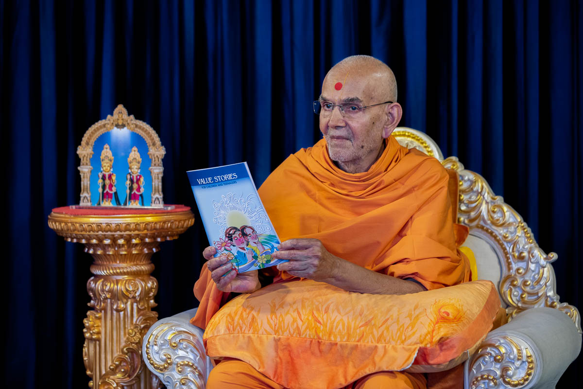 Swamishri inaugurates a new print publication, 'Value Stories for Children and Teenagers, Part 5'