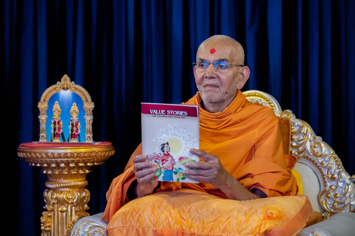 Swamishri inaugurates a new print publication, 'Value Stories for Children and Teenagers, Part 4'