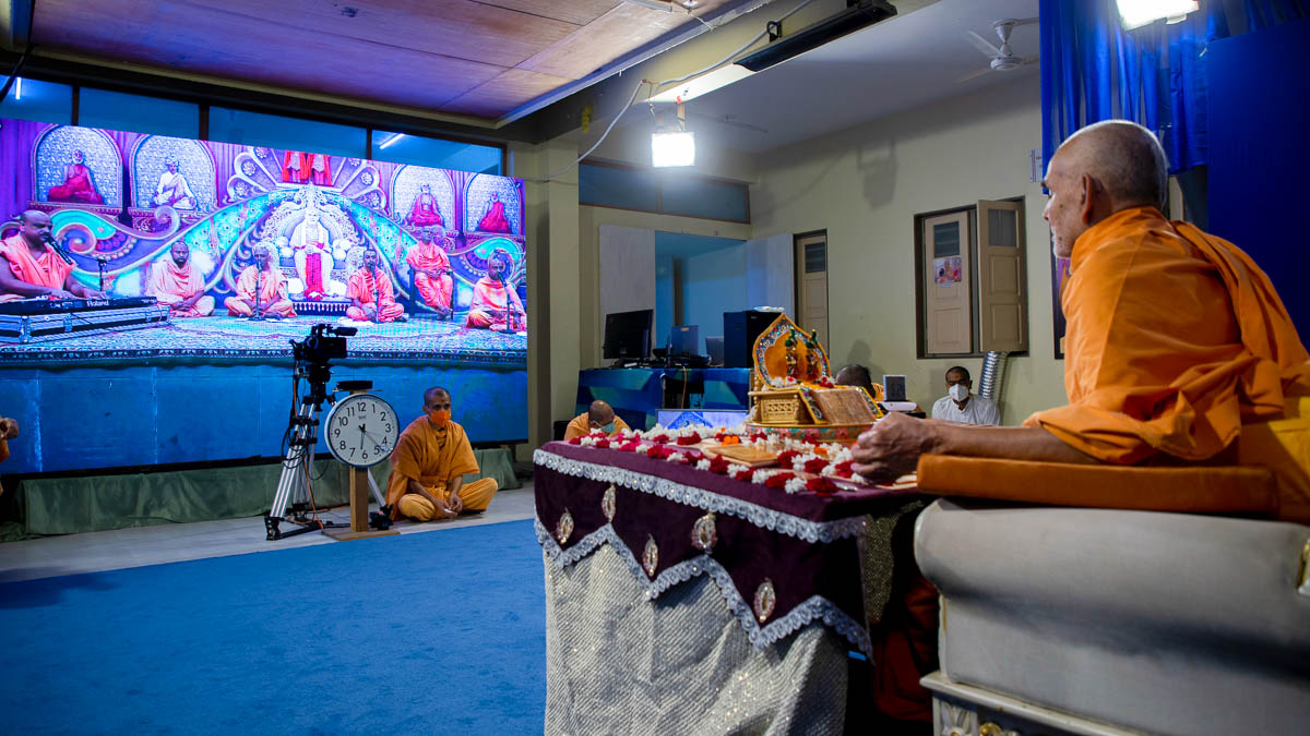 Sadhus sing kirtans via video conference from Godhra Mandir