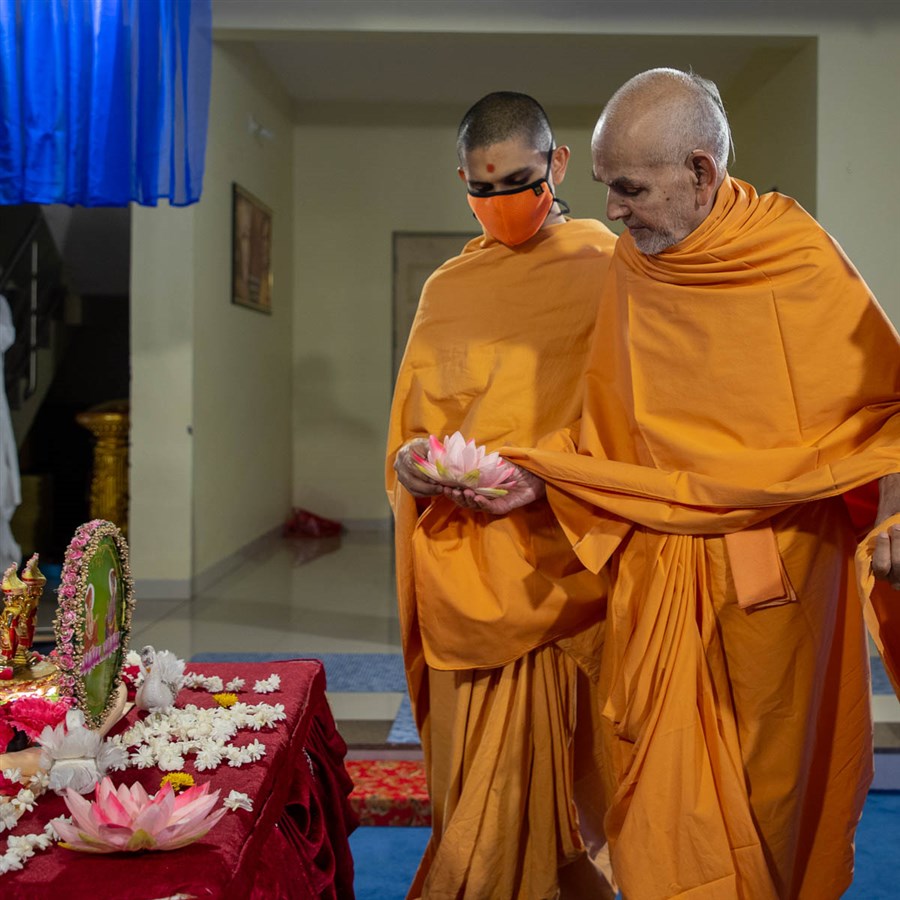 Param Pujya Mahant Swami Maharaj observes a lotus flower