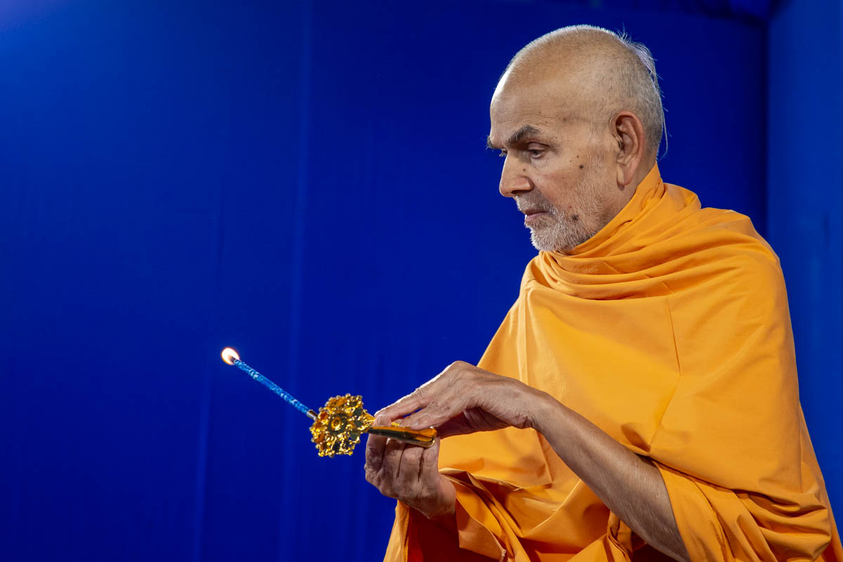 Swamishri performs the morning arti 