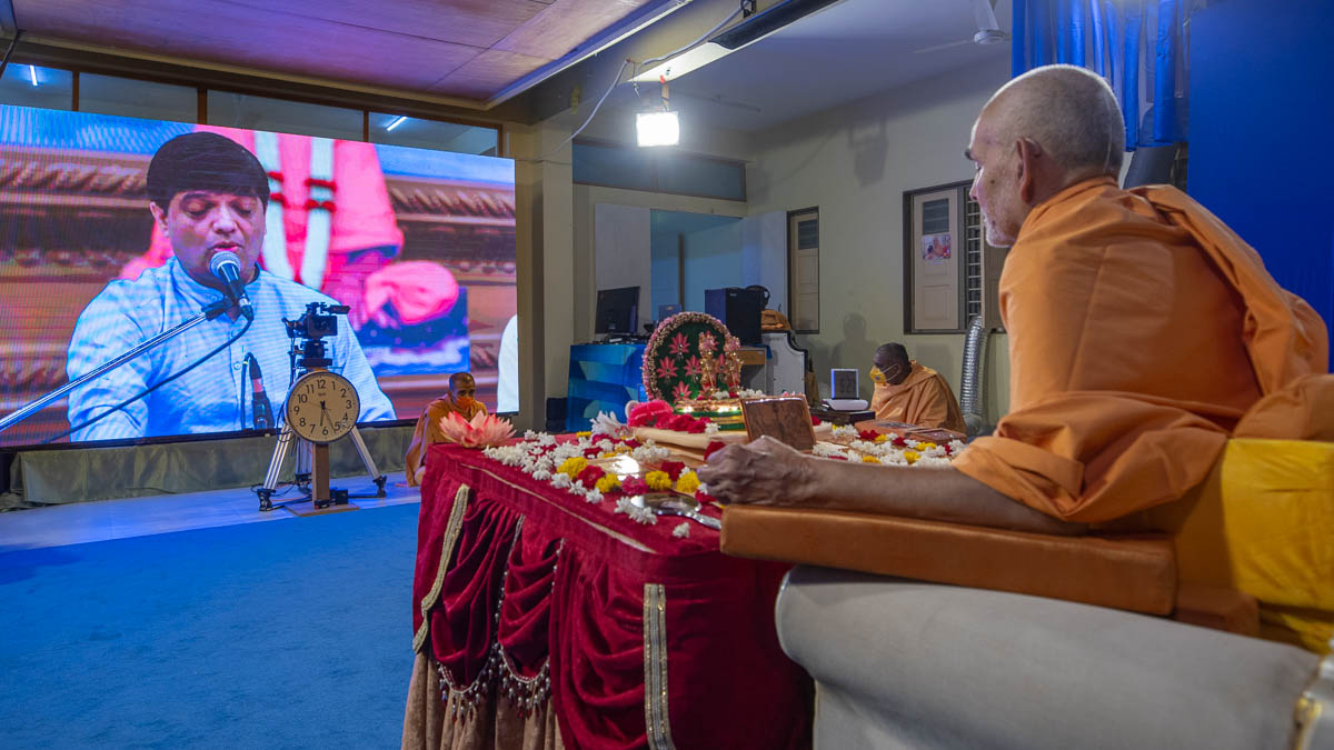 Shri Jaydipbhai Swadia sings a kirtan via video conference from Mumbai Mandir