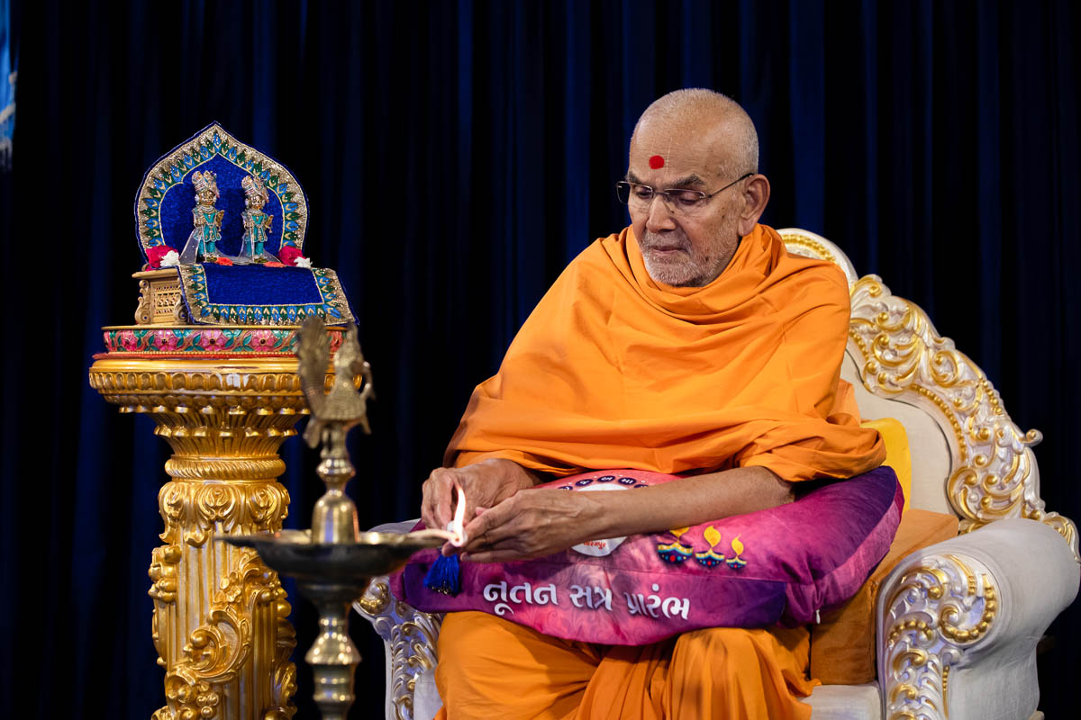 Swamishri inaugurates the Yuva Talim Kendra (YTK) 2nd batch of 2021