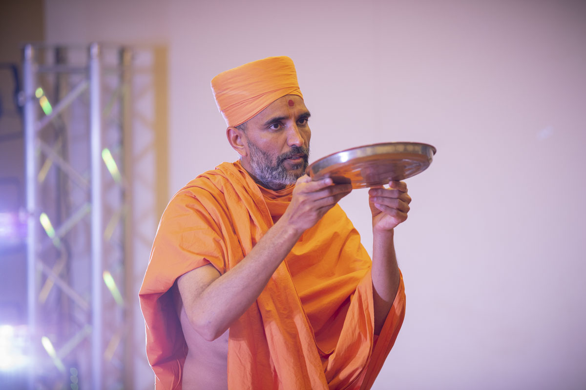 Paramchintan Swami performs the arti