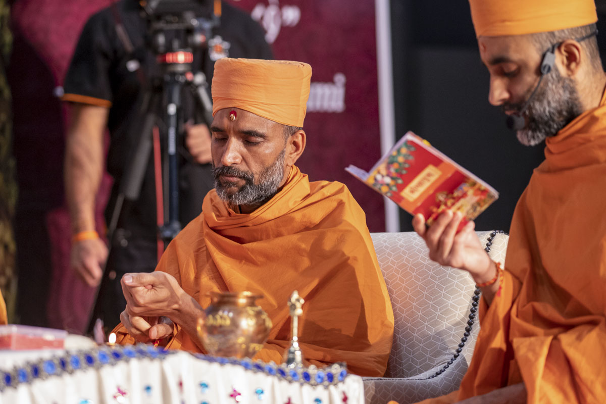 Paramchintan Swami performs the mahapuja rituals