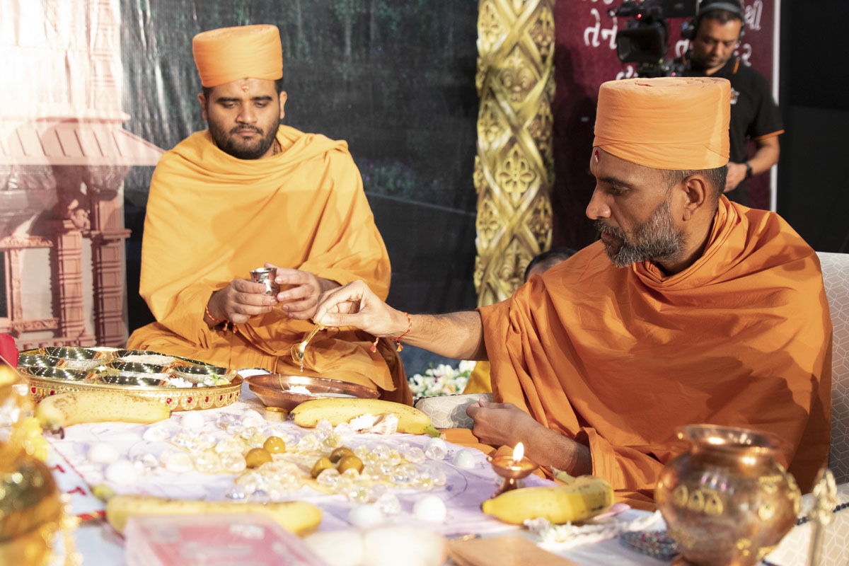 Paramchintan Swami performs the mahapuja rituals
