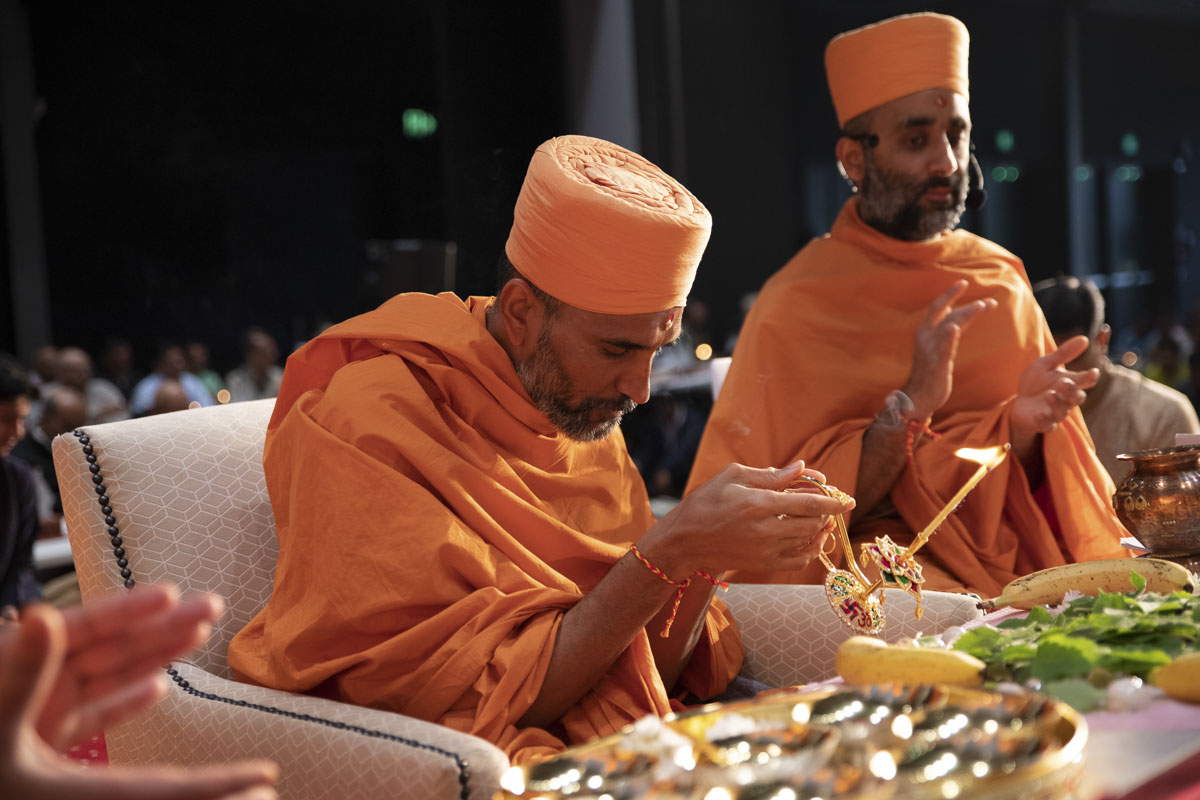 Paramchintan Swami performs the arti
