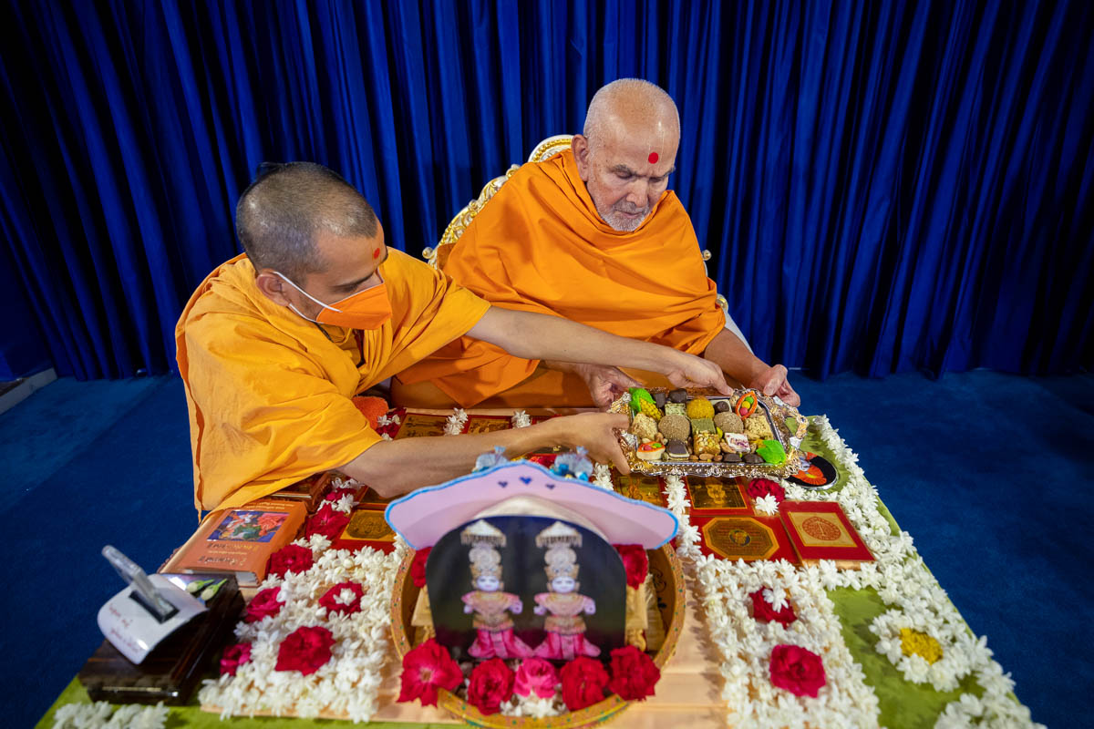 Swamishri offers thal to Brahmaswarup Bhagatji Maharaj