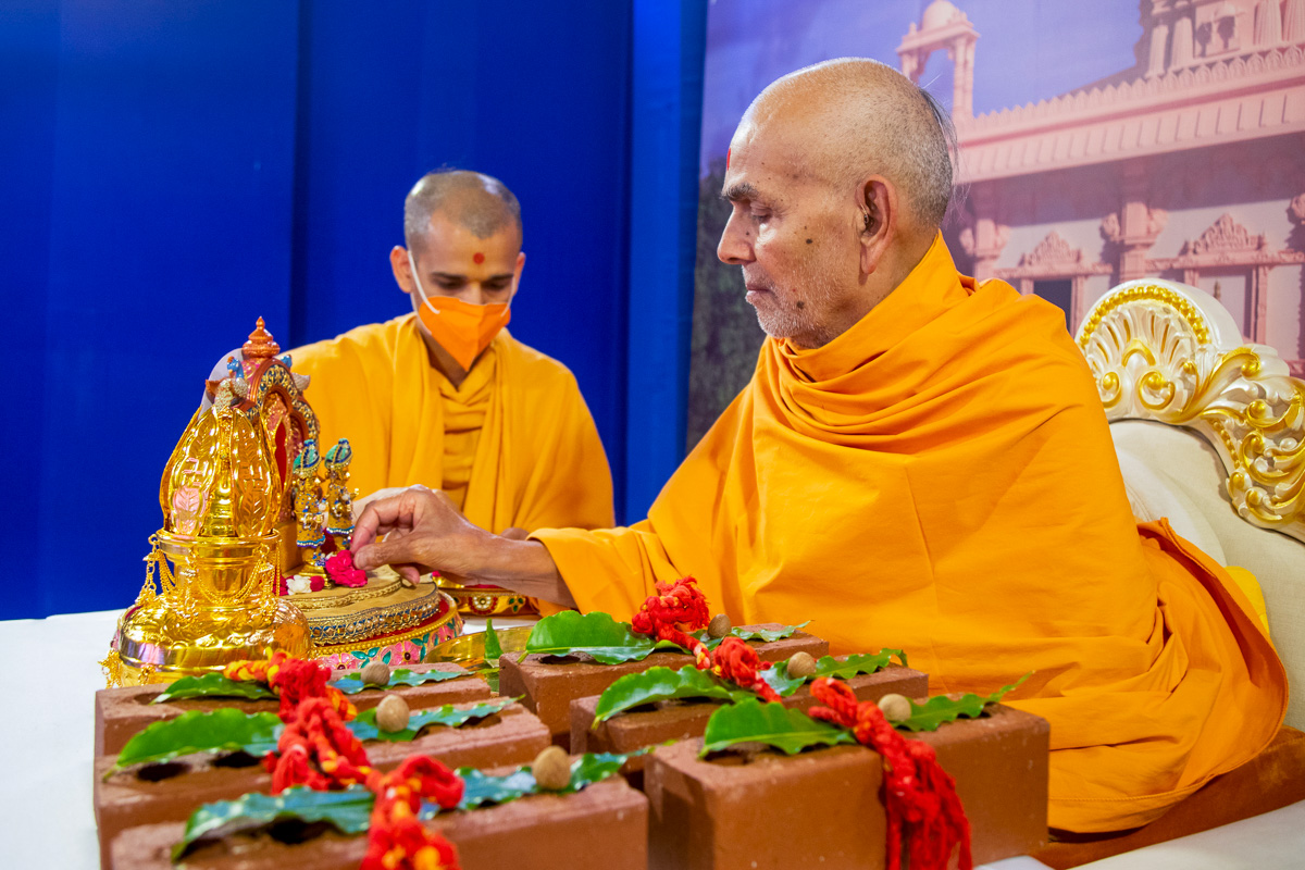 Swamishri offers flowers to Shri Harikrishna Maharaj and Shri Gunatitanand Swami