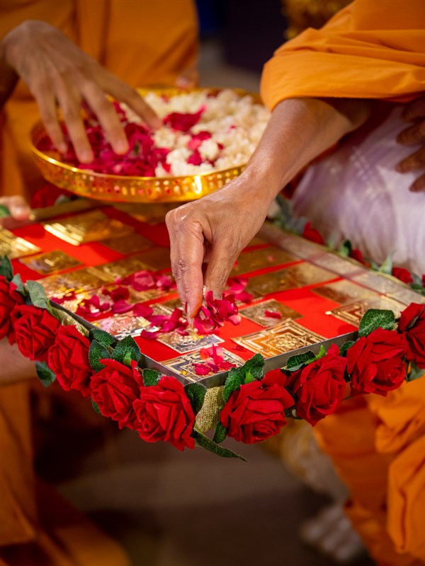 Swamishri showers flower petals on the yantras
