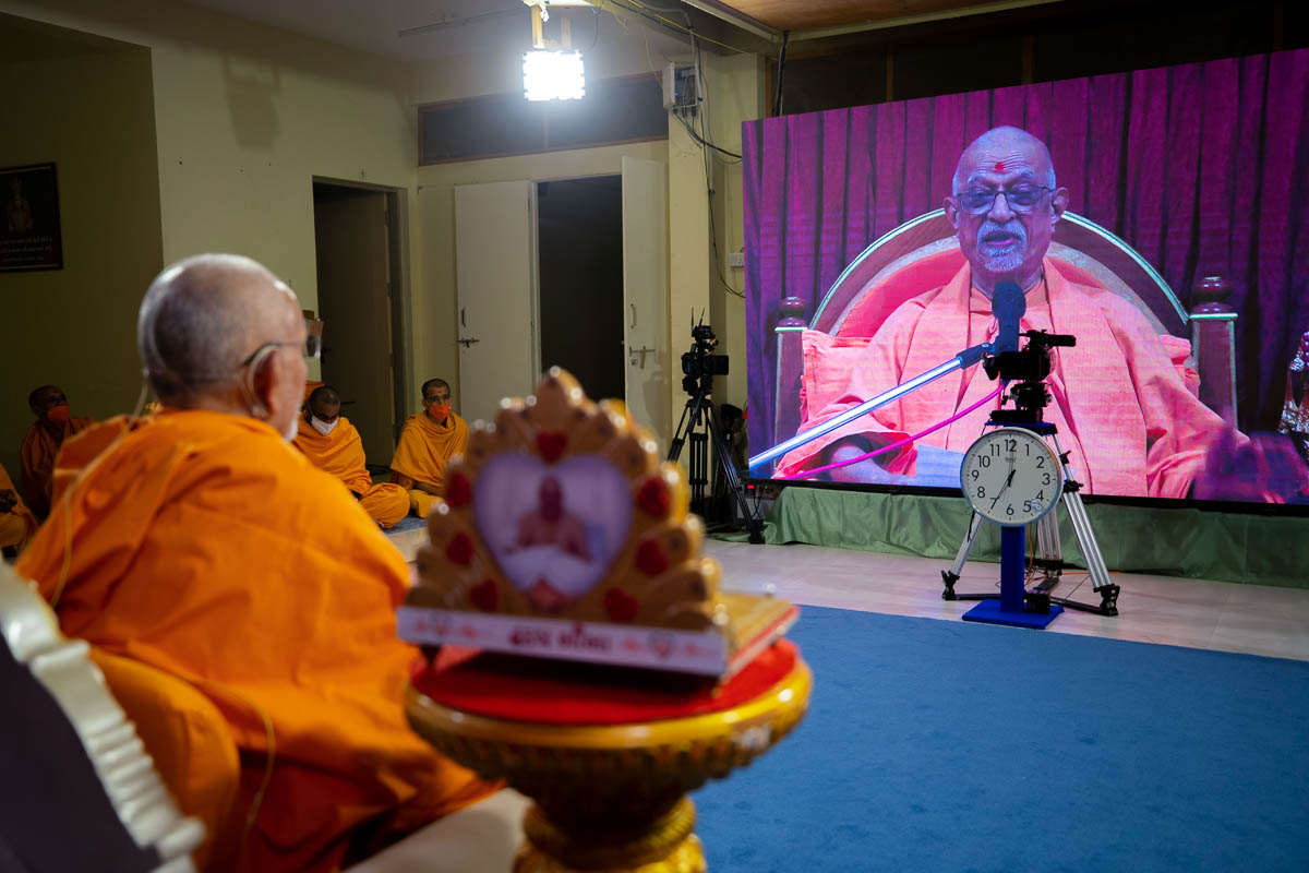 Pujya Swayamprakash Swami (Doctor Swami) addresses the evening assembly