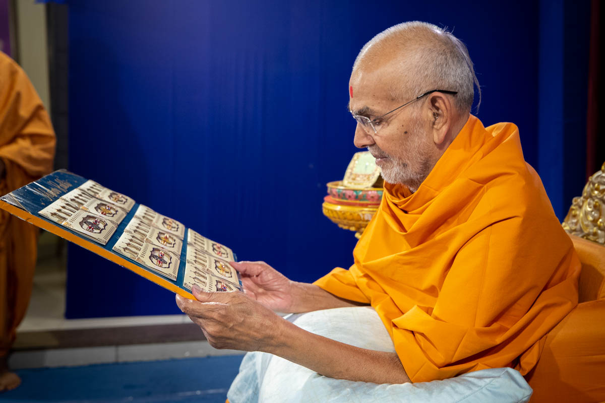 Swamishri observes 'Akshar Rakhis'