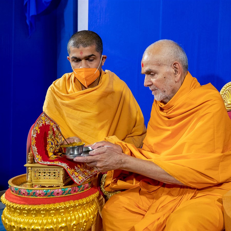 Swamishri offers shiro to Shri Harikrishna Maharaj and Shri Gunatitanand Swami