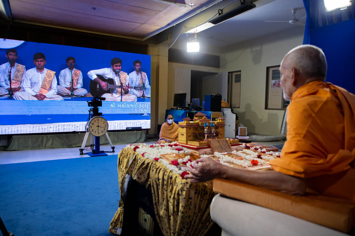 Youths of the BAPS Swaminarayan Sanskrit Mahavidyalay sing kirtans via video conference from Sarangpur Mandir