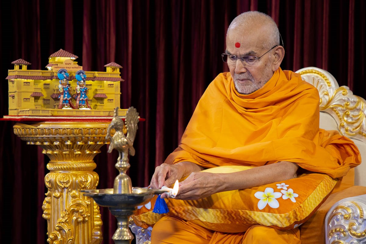 Swamishri lights a lamp to inaugurate the new academic year for the BAPS Swaminarayan Sanskrit Mahavidyalay, Sarangpur