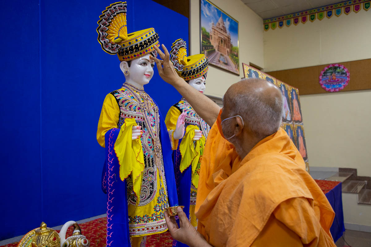 Atmaswarup Swami performs the initial pujan of the murtis in the afternoon