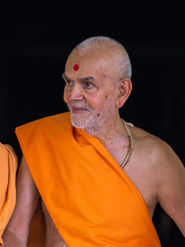 Swamishri arrives for his walk in the evening