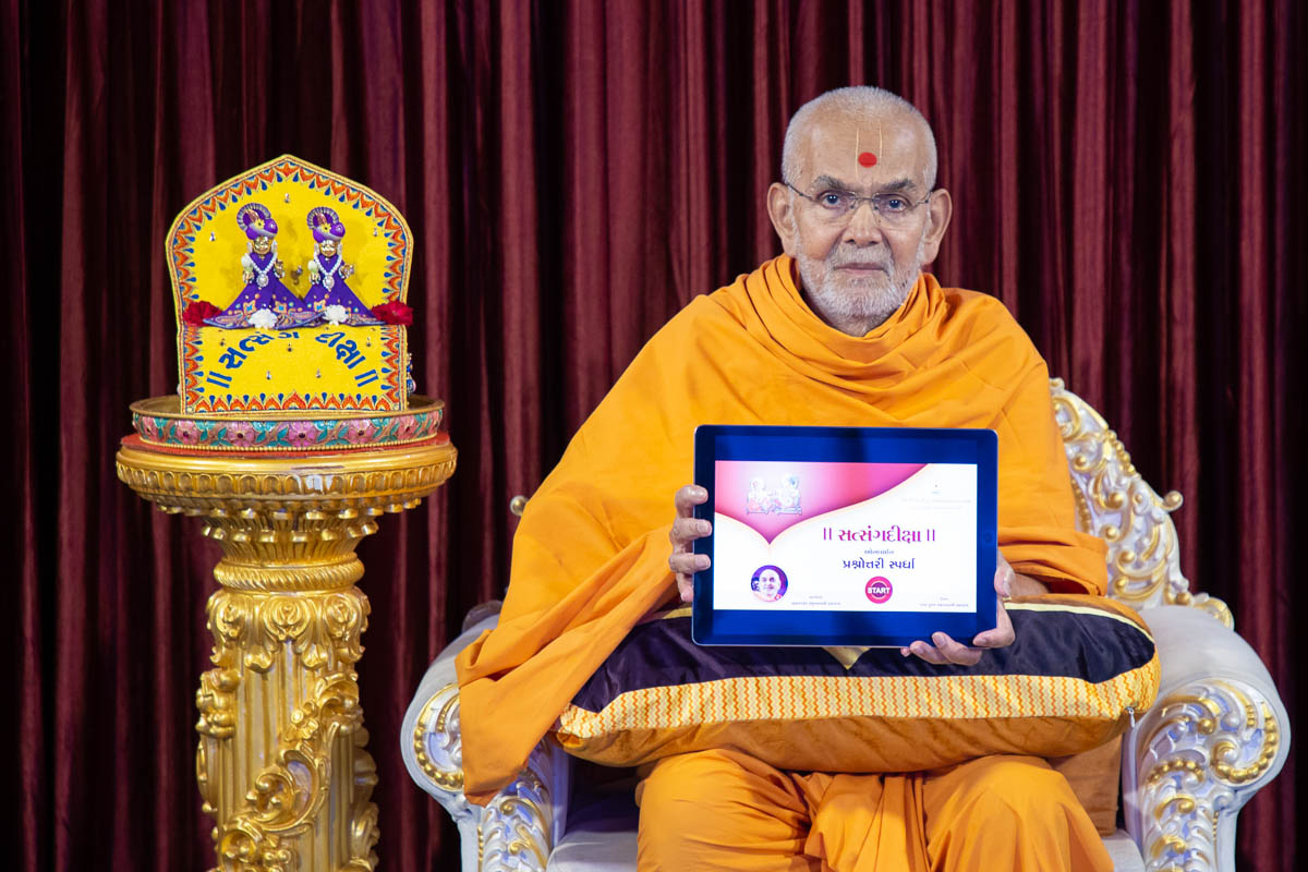 Swamishri inaugurates 'Satsang Diksha Online Prashnottari Spardha'
