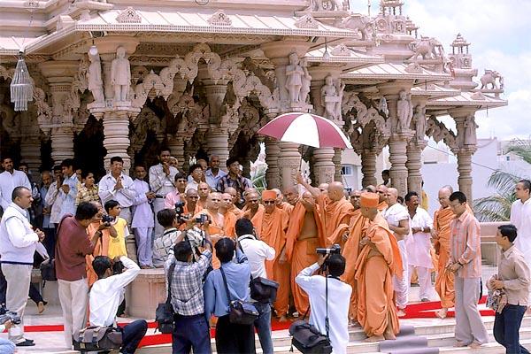  Swamishri arrives at the mandir 