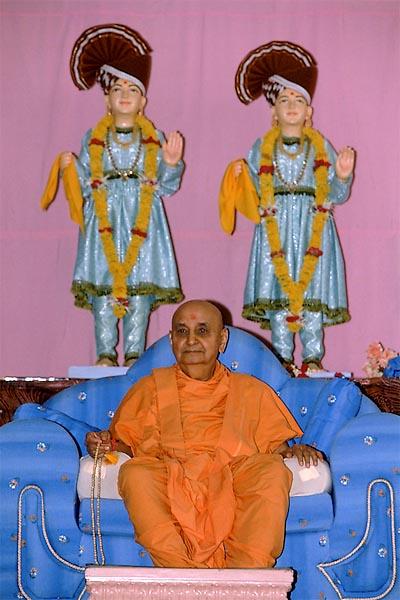  Swamishri during the satsang assembly