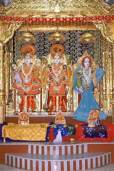   Shri Harikrishna Maharaj and Shri Lakshmi Narayan Dev