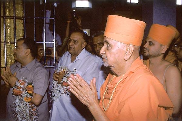  Swamishri engaged in darshan at the old mandir