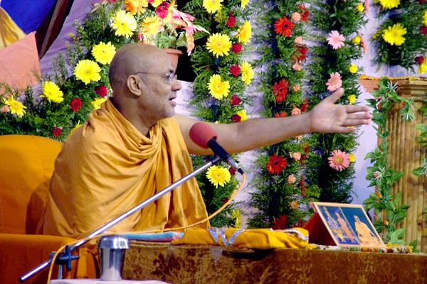  Pujya Viveksagar Swami delivers a parayan in the evening satsang assembly