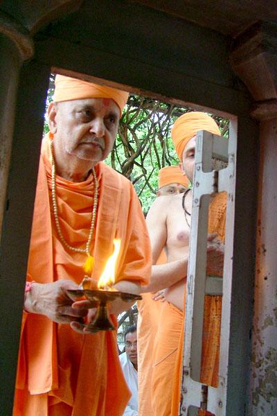  Swamishri performs arti of the memorial shrine of Shri Krishnaji Ada