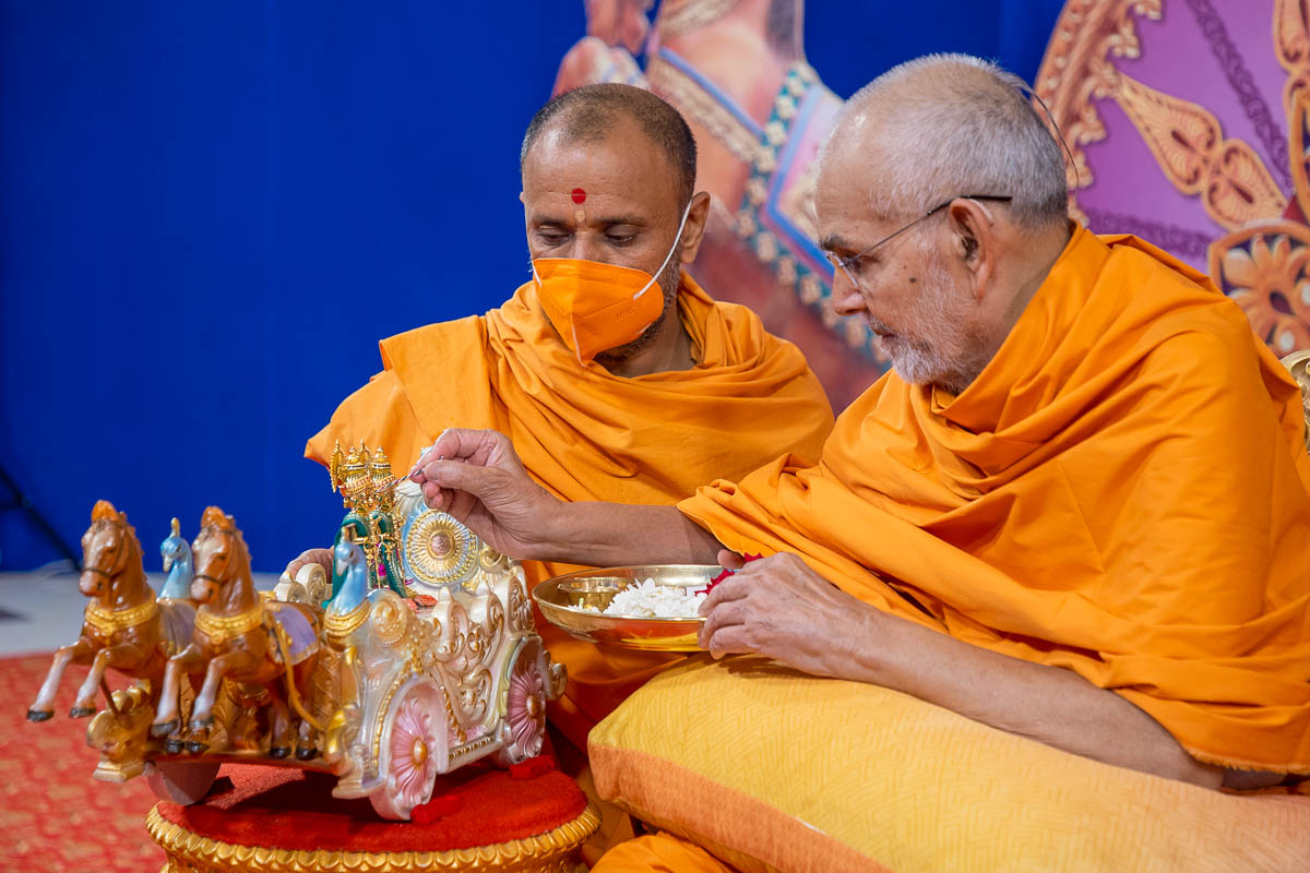 Swamishri performs pujan of Shri Harikrishna Maharaj and Shri Gunatitanand Swami
