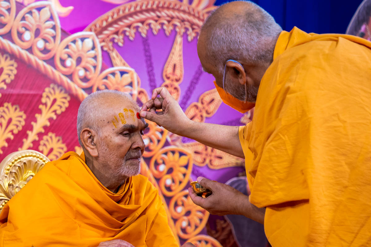 Atmaswarup Swami performs pujan of Swamishri