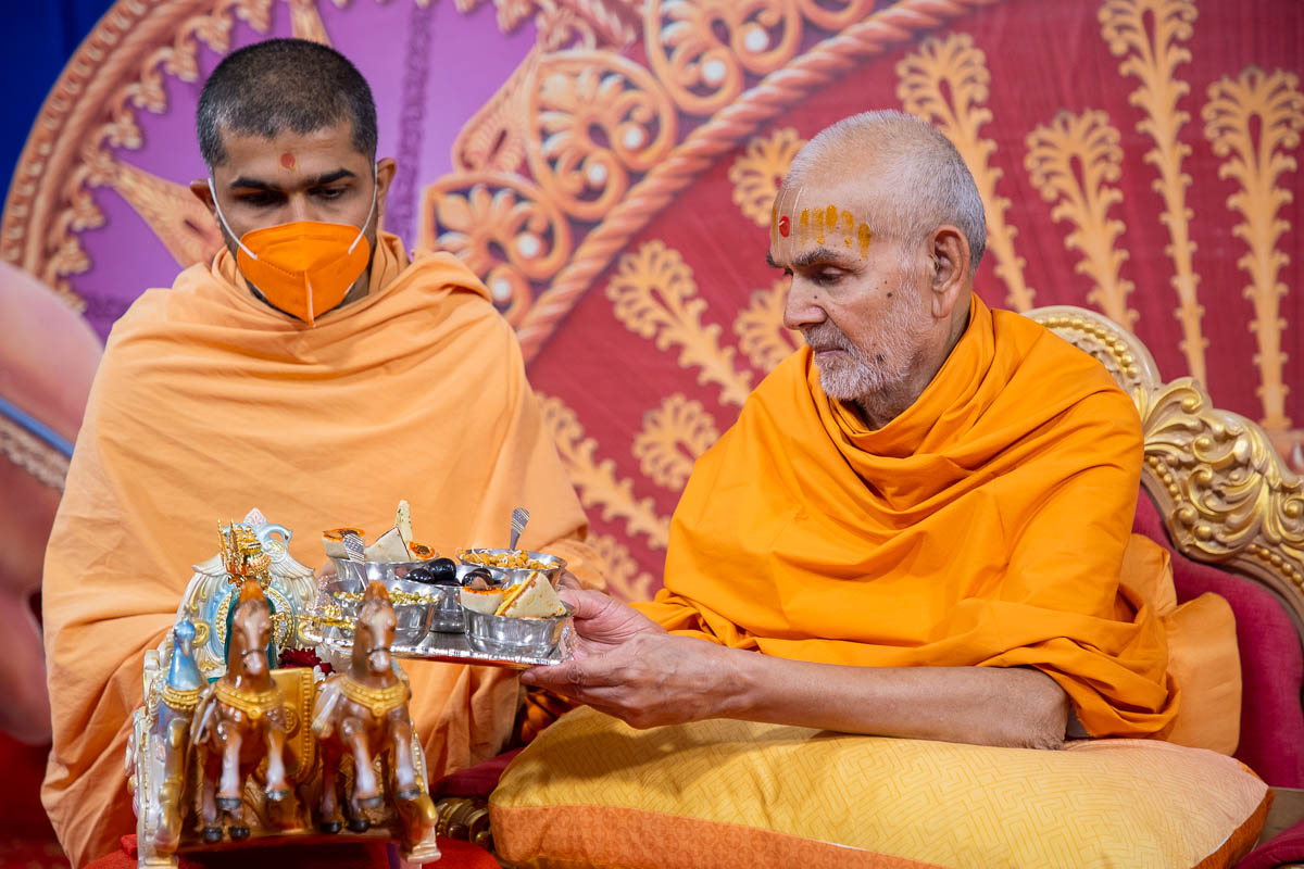 Swamishri offers thal to Shri Harikrishna Maharaj and Shri Gunatitanand Swami