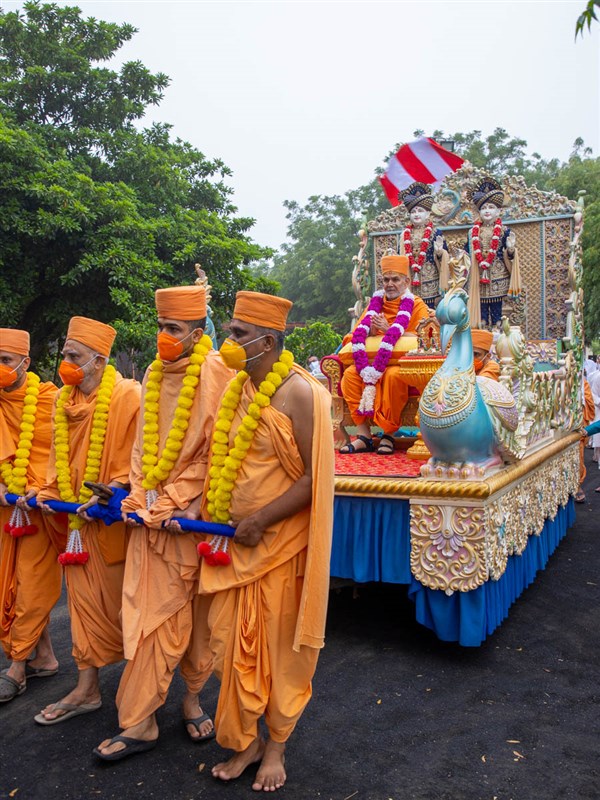 Sadhus pull the chariot of Shri Akshar-Purushottam Maharaj and Swamishri