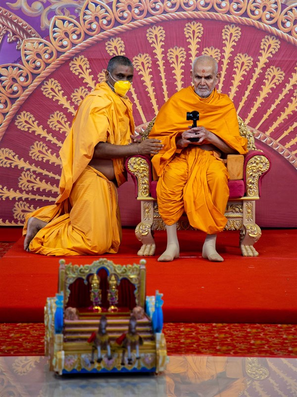 Swamishri operates Shri Harikrishna Maharaj and Shri Gunatitanand Swami's rath with a remote control