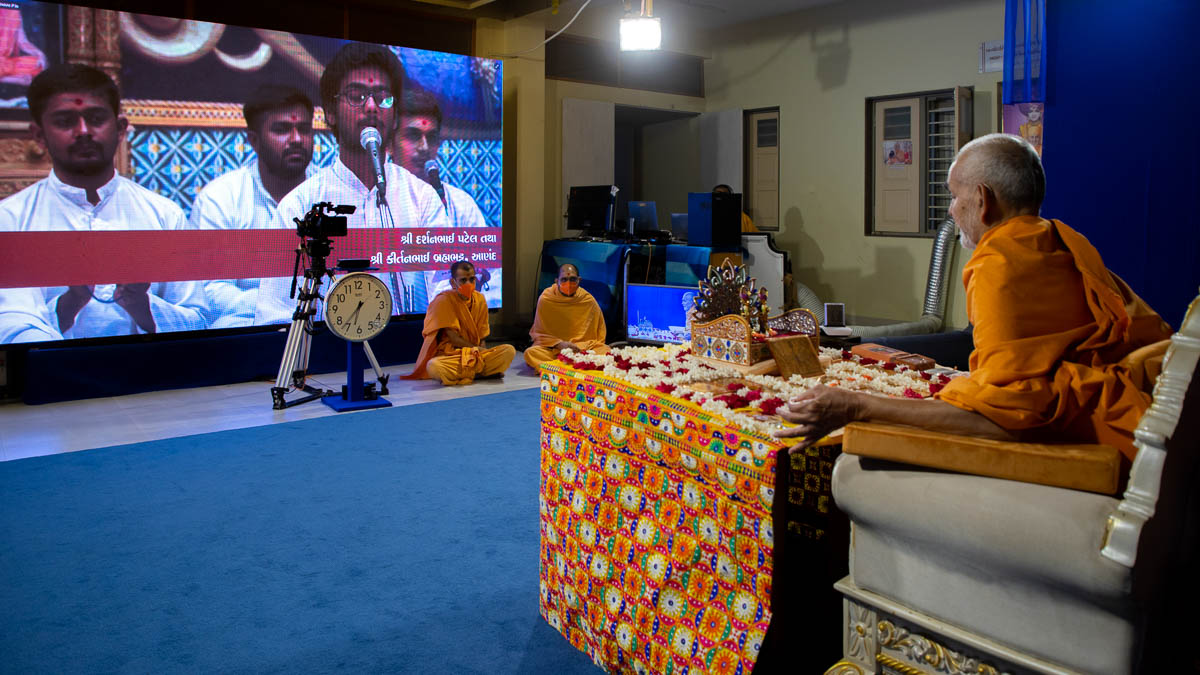Youths sing kirtans via video conference from Anand Mandir