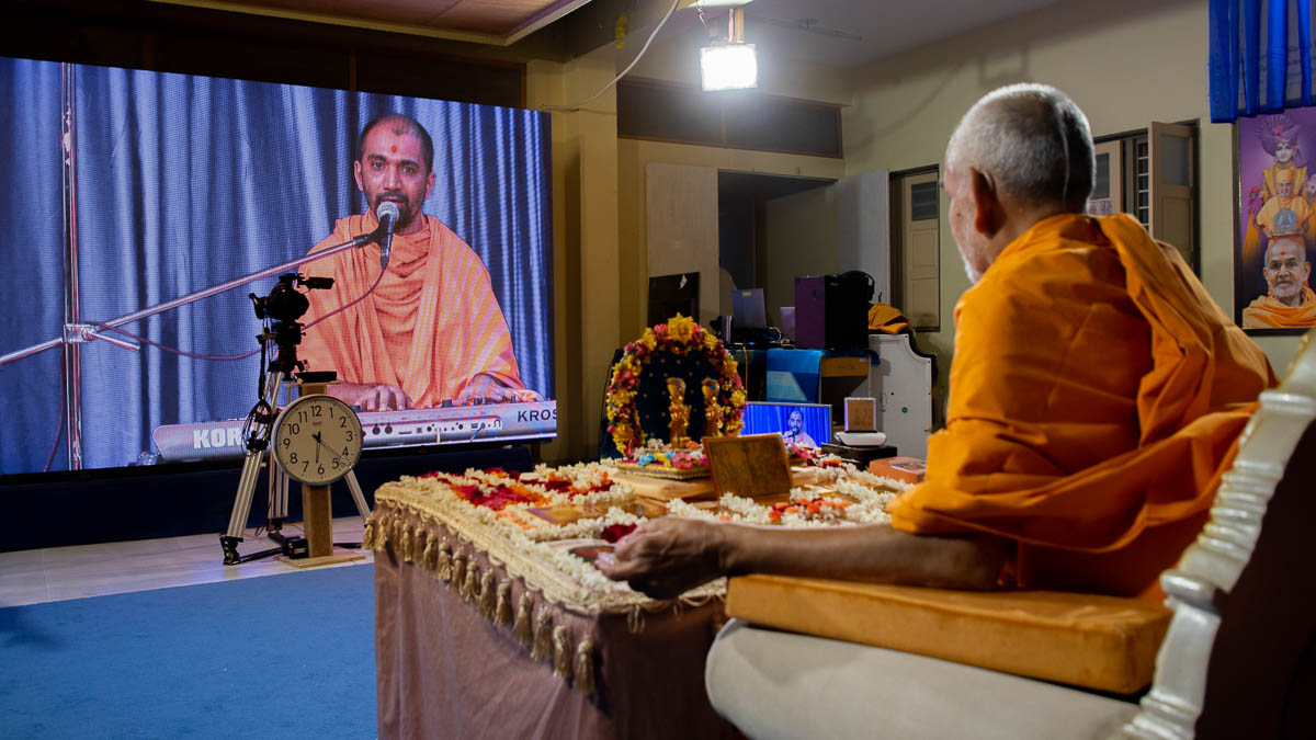 Harivandan Swami sings a kirtan via video conference from Surat Mandir