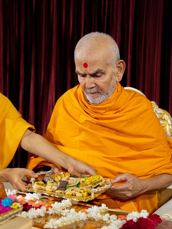 Swamishri offers thal to Brahmaswarup Pramukh Swami Maharaj