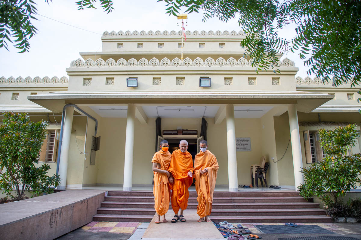 Swamishri arrives for his walk in the morning