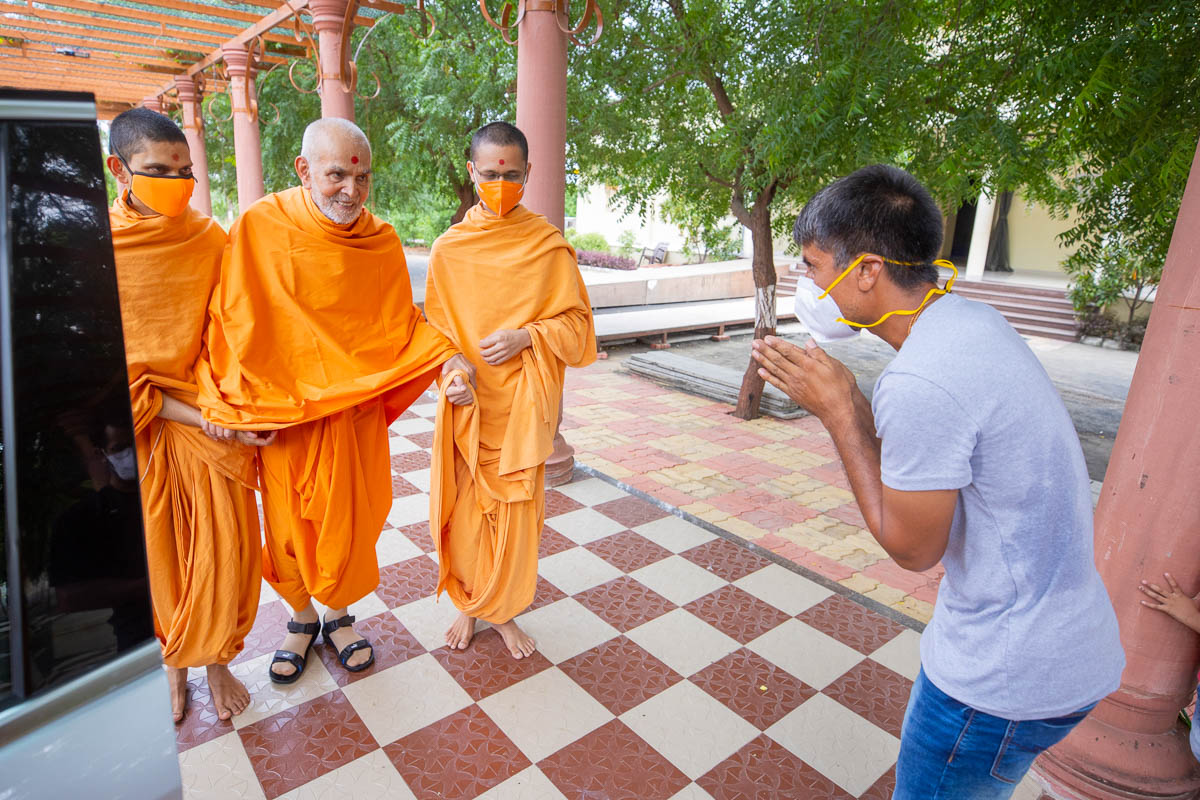 Swamishri blesses Narayanbhai