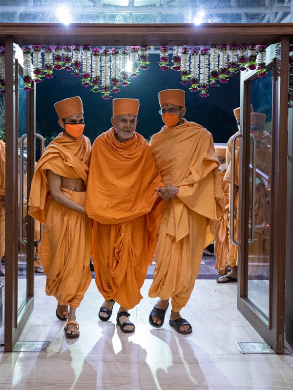 Param Pujya Mahant Swami Maharaj arrives at BAPS Yogiji Maharaj Hospital