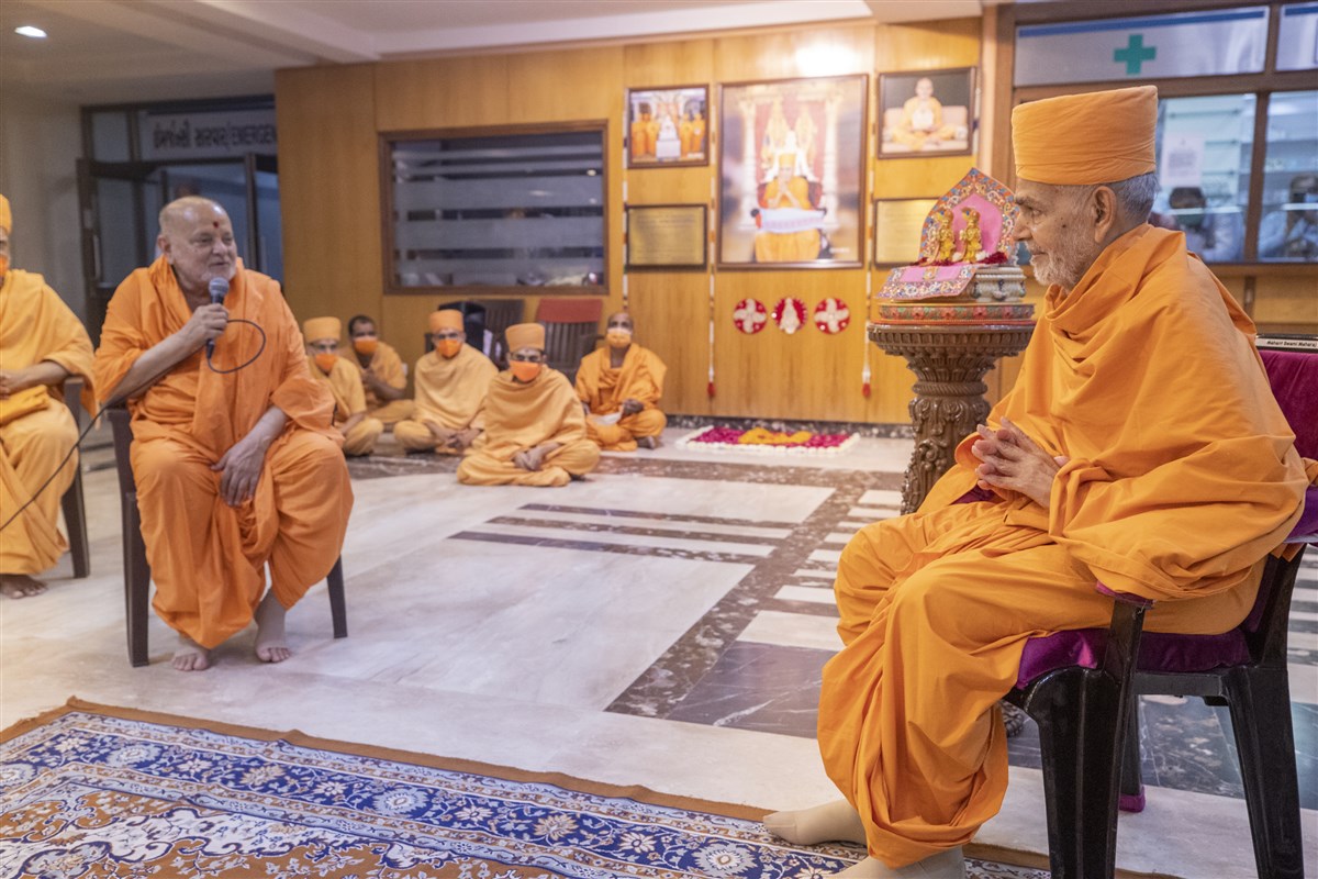 Pujya Ishwarcharan Swami welcomes Shri Akshar-Purushottam Maharaj and Swamishri