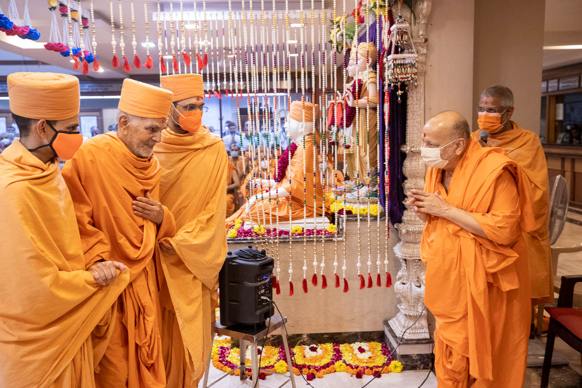Pujya Ishwarcharan Swami doing darshan of Swamishri