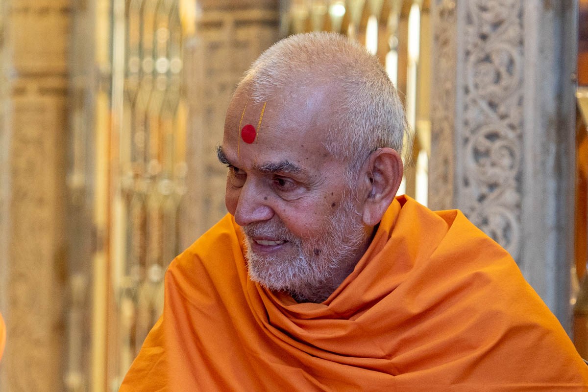 Swamishri in conversation with sadhus