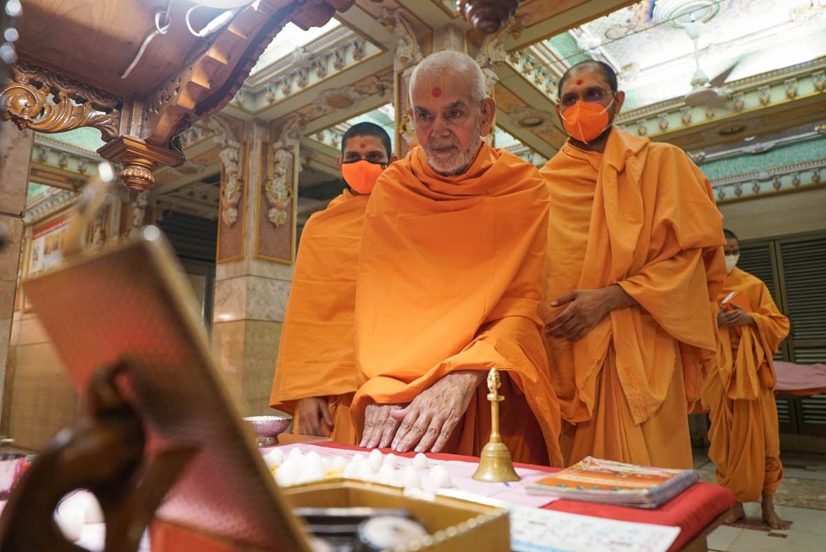 Swamishri engrossed in darshan of the mahapuja