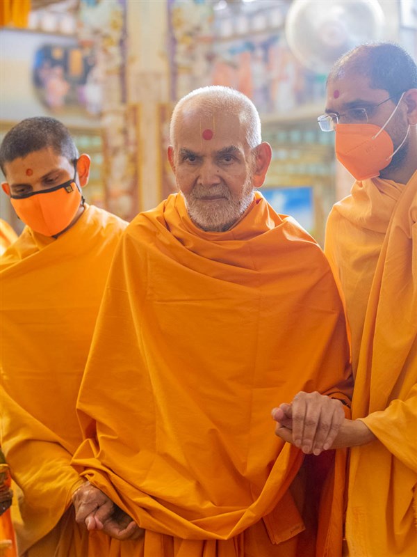 Swamishri in the Abhishek Mandap